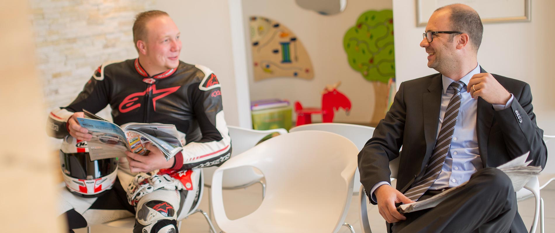 Zwei Patienten im Wartezimmer der Zahnarztpraxis Hollfeld.