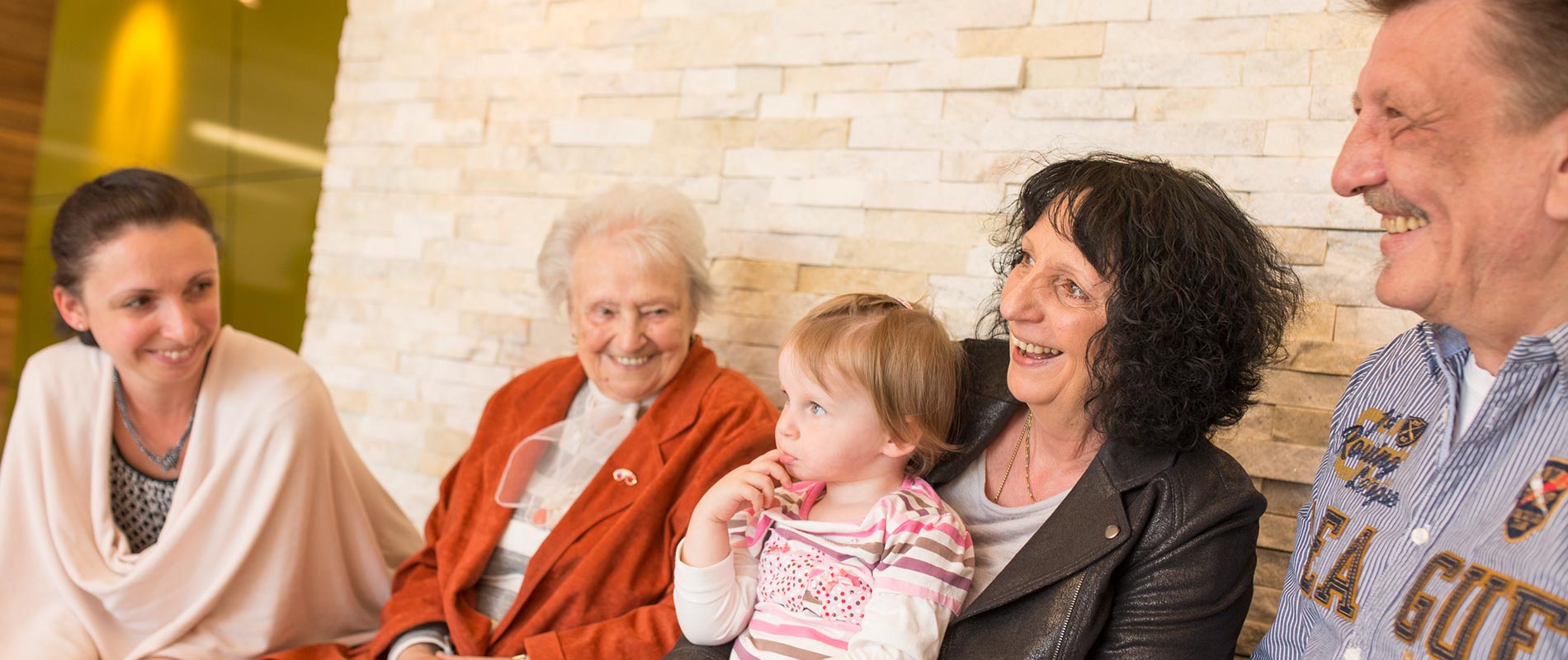 Patienten im Wartezimmer der Zahnarztpraxis Dr. Schwarzmann und Dr. Seizinger in Hollfeld