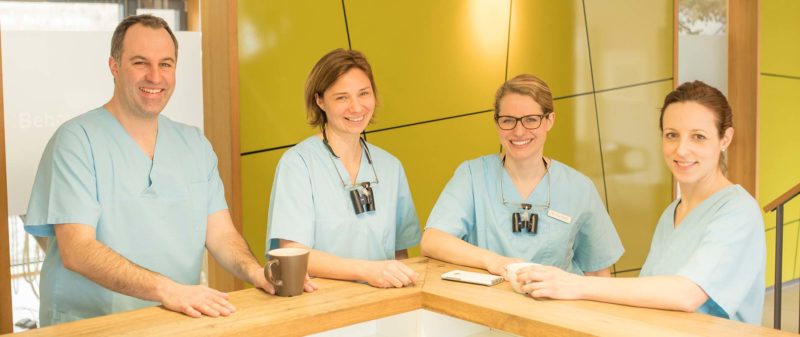 Freundliches Zahnarzt-Team in der Praxis Hollfeld.