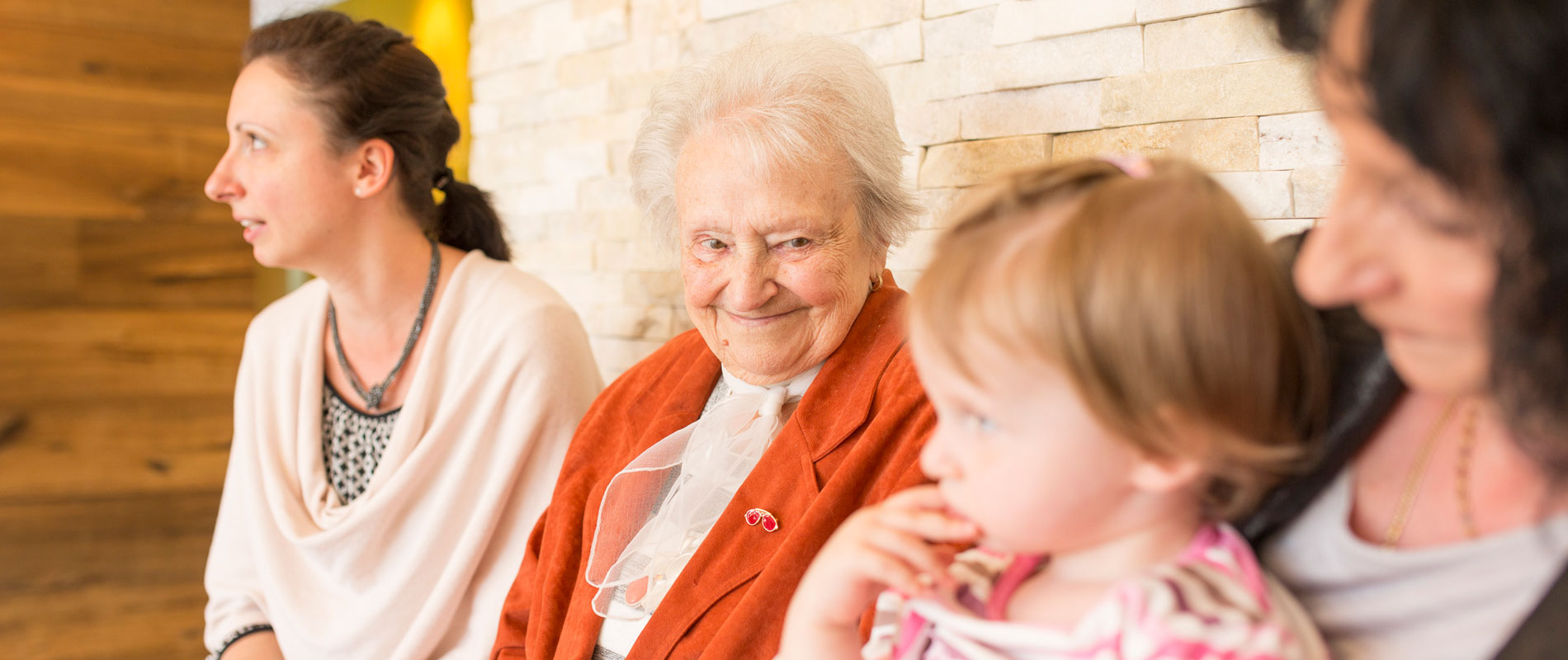 Seniorin und Kind im Wartezimmer der Zahnarztpraxis in Hollfeld.