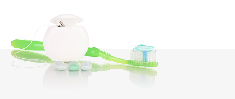Zahnpflege-Set mit Zahnbürste, Zahnseide und Tabletten für Implantatprophylaxe.