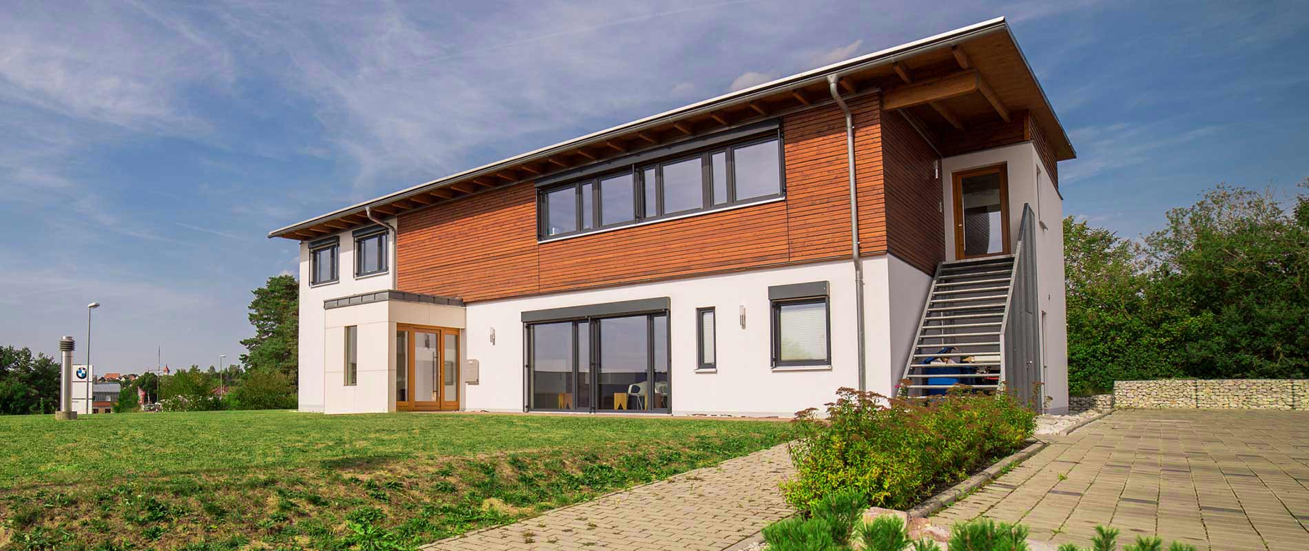 Moderne Zahnarztpraxis in Hollfeld mit einladender Architektur.