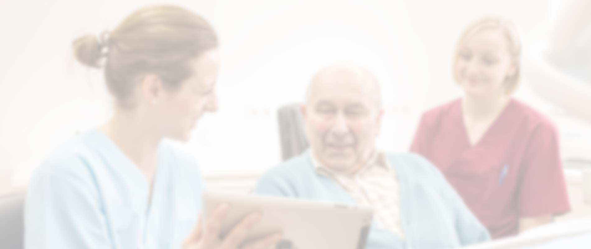 Zahnarzt-Team berät älteren Patienten in der Praxis.