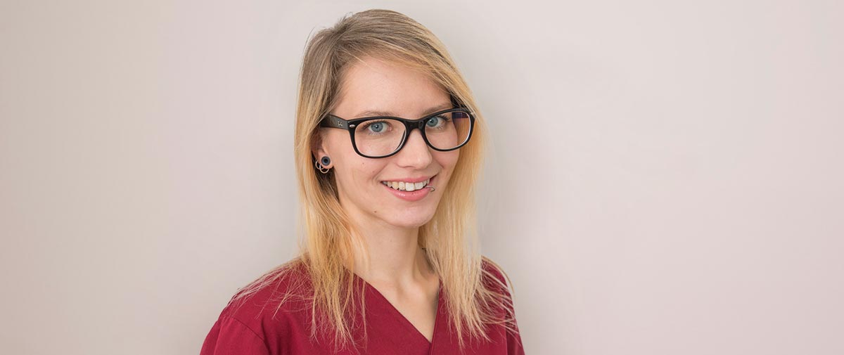 Freundliche Zahnarzthelferin in der Zahnarztpraxis Dr. Schwarzmann und Dr. Seizinger.