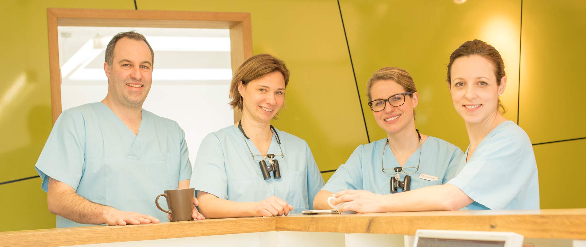 Freundliches Zahnarzt-Team in der Zahnarztpraxis in Hollfeld.