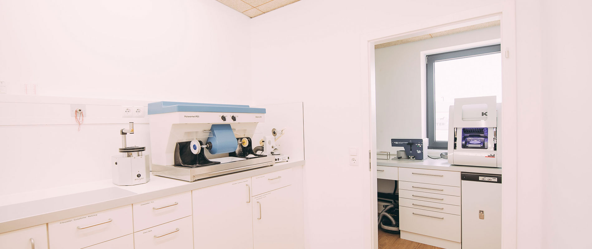 Moderner CEREC-Raum in Zahnarztpraxis mit digitaler Fräseinheit.