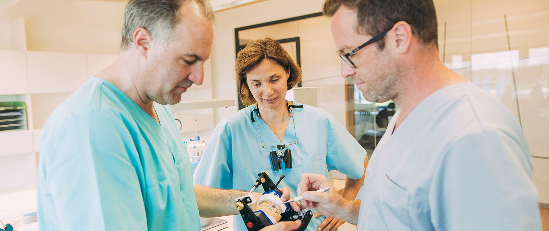 Die Zahnärzte in Hollfeld führen genaue Absprachen mit dem Meisterlabor um ästhetisch passenden Zahnersatz zu fertigen
